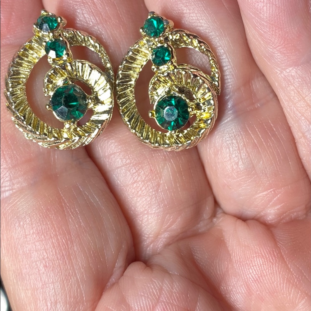 Vintage Earrings Gold tone metal screw back setting and lab emerald green stone